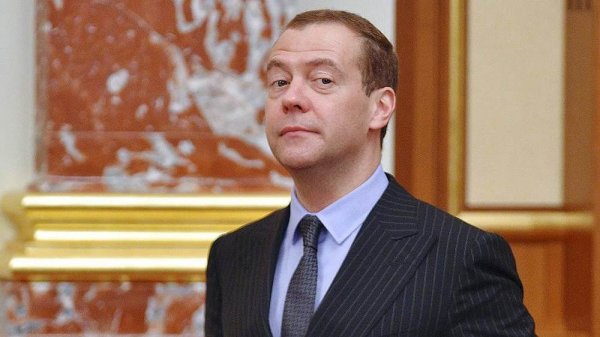 Медведев на фоне обвала рубля считает ситуацию в экономике «абсолютно стабильной»