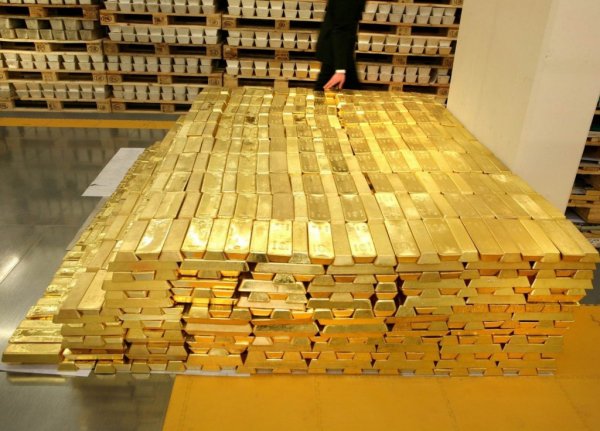 Эксперты: Золото отбирает у биткоина звание безопасного актива