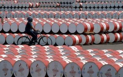 Цены на нефть ускорили падение перед встречей ОПЕК